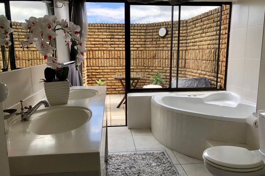 7 Bedroom Property for Sale in Plattekloof Western Cape